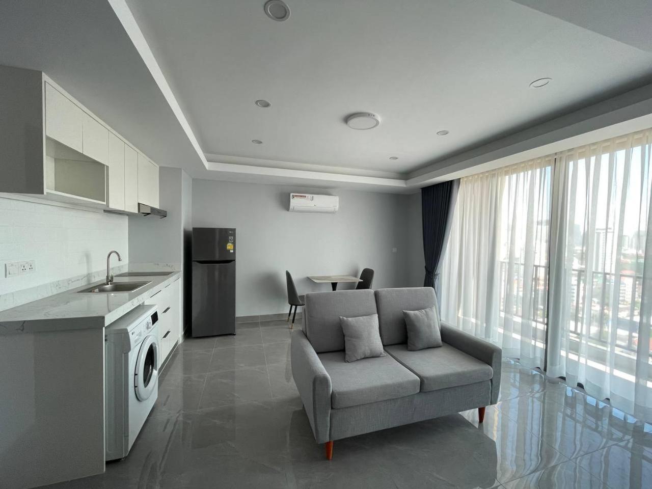 Modern With Rooftop Pool & Gym * Phnom Penh